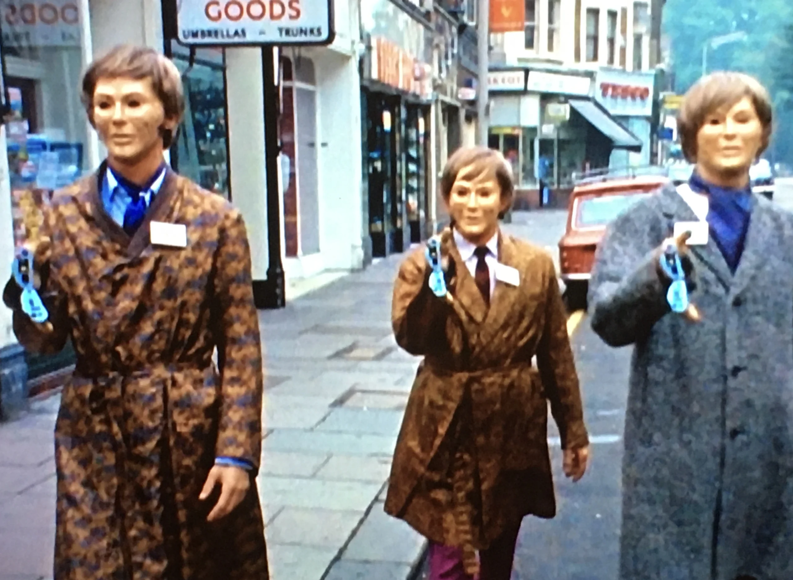 Poesía en Bardulias: Gentes de plástico duro